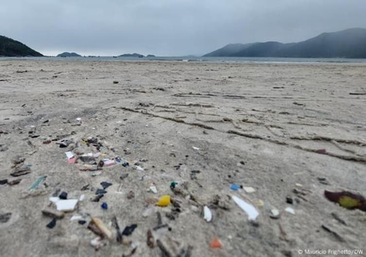 Imagem da notícia Maioria das praias do Brasil está poluída por microplásticos Imagem da notícia Maioria das praias do Brasil está poluída por microplásticos